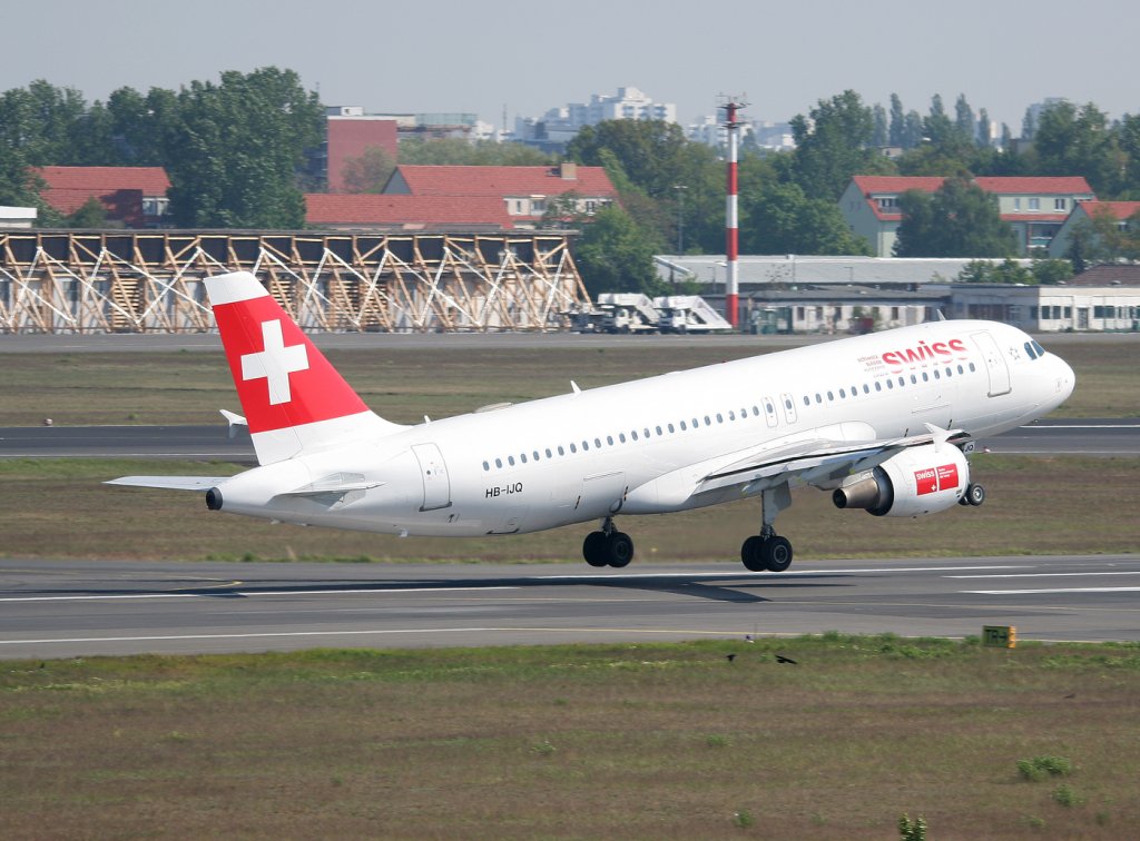 Swiss A 310-214 HB-IJQ beim Start in Berlin-Tegel am 07.05.2011