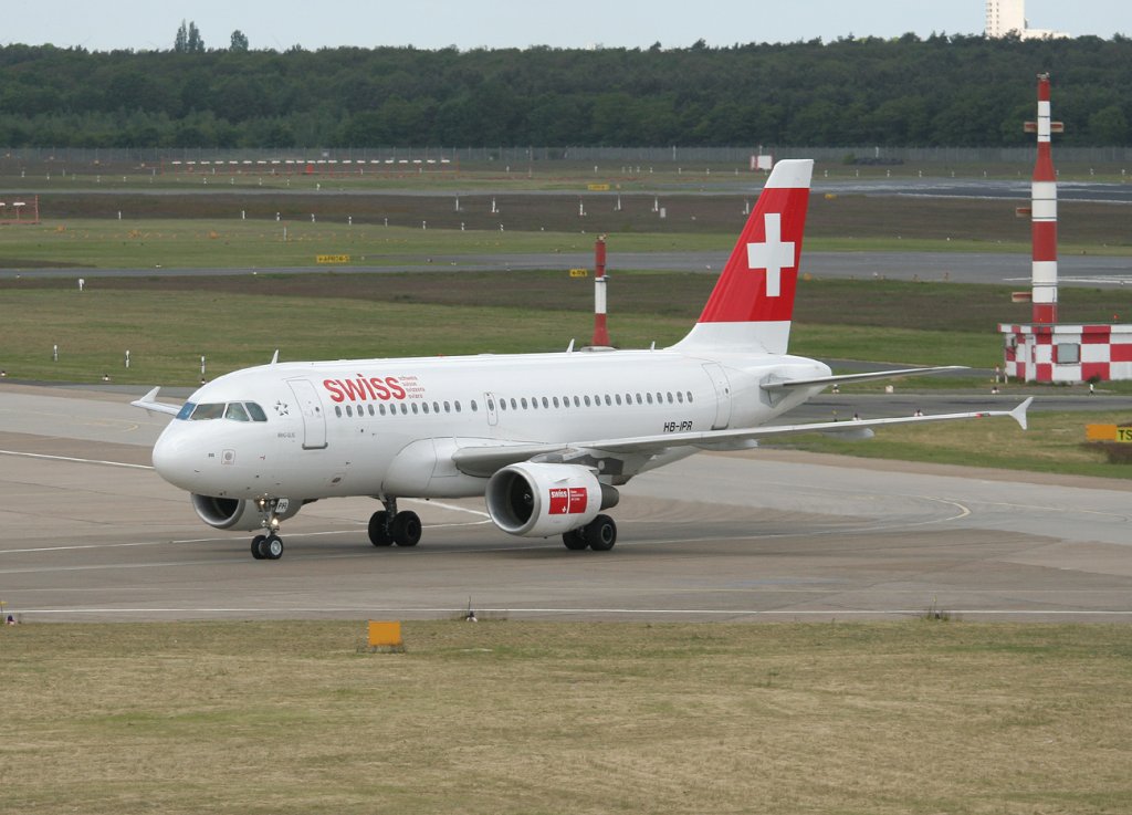 Swiss A 319-112 HB-IPR bei der Ankunft in Berlin-Tegel am 17.05.2012
