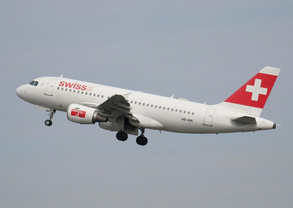 Swiss A 319-112 HB-IPR beim Start in Berlin-Tegel am 24.04.2010