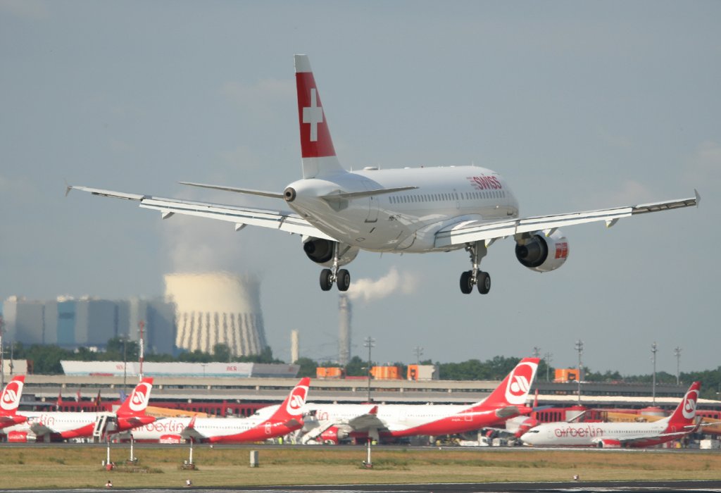 Swiss A 319-112 HB-IPR kurz vor der Landung in Berlin-Tegel am 18.06.2011