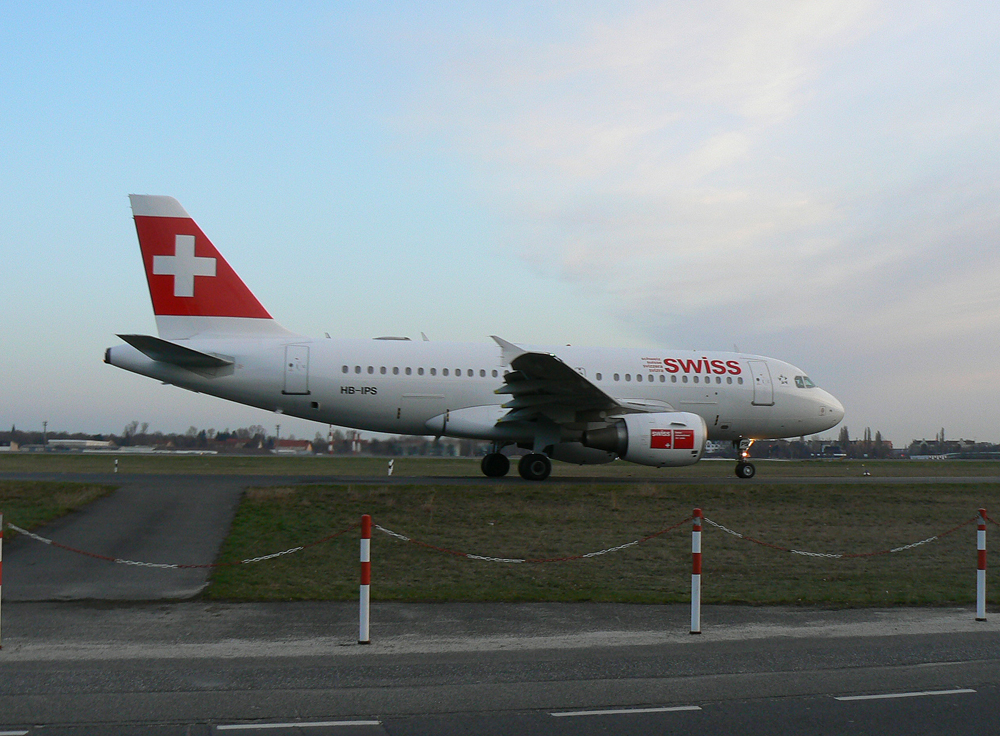 Swiss A 319-112 HB-IPS am frhen Morgen des 02.04.2010 auf dem Flughafen Berlin-Tegel