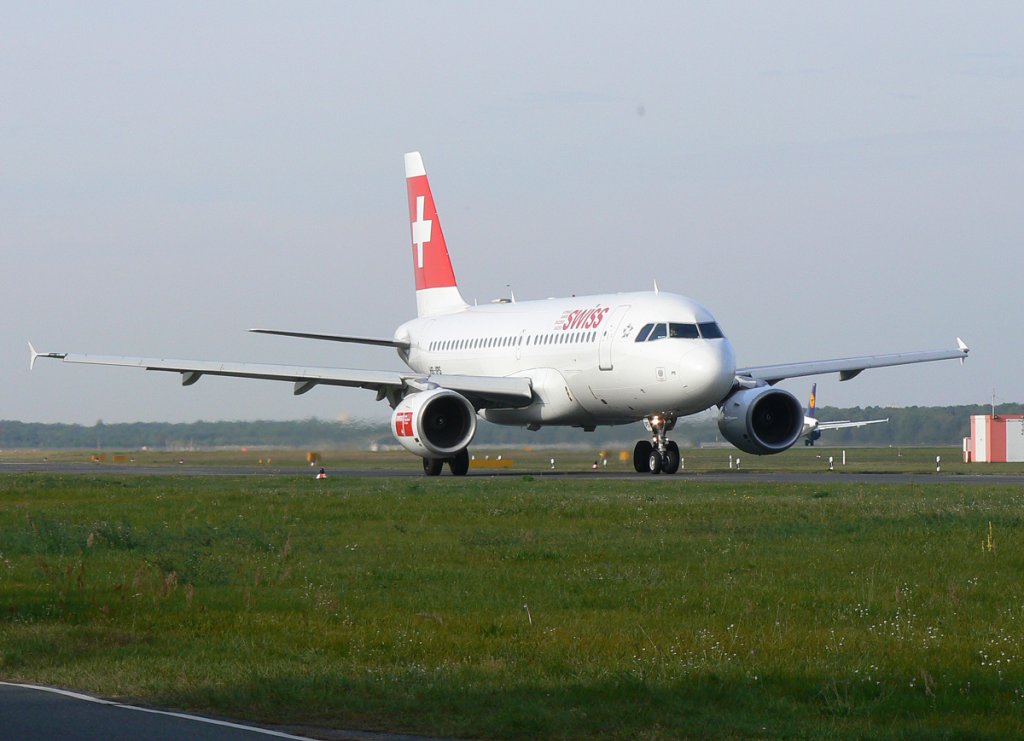 Swiss A 319-112 HB-IPS auf dem Weg zum Start in Berlin-Tegel am 04.10.2011