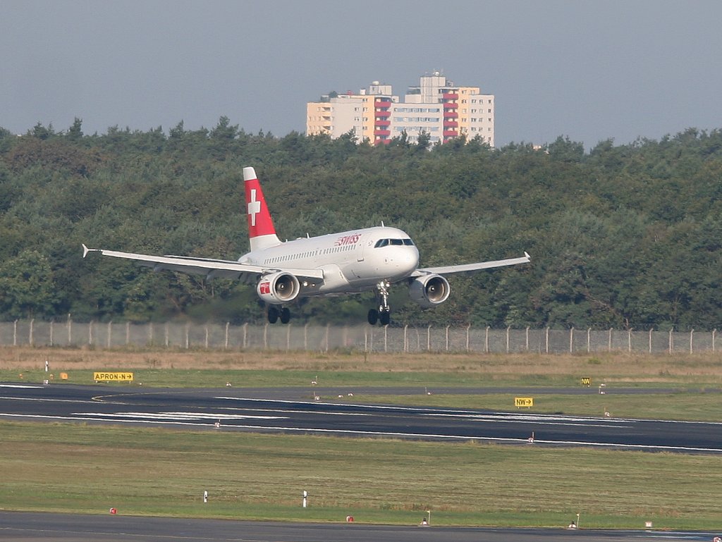 Swiss A 319-112 HB-IPS bei der Landung in Berlin-Tegel am 05.09.2010