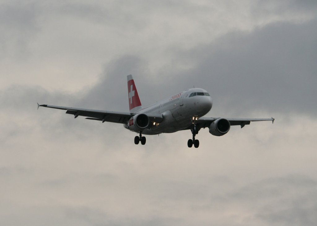 Swiss A 319-112 HB-IPT kurz vor der Landung in Berlin-Tegel am 19.02.2012