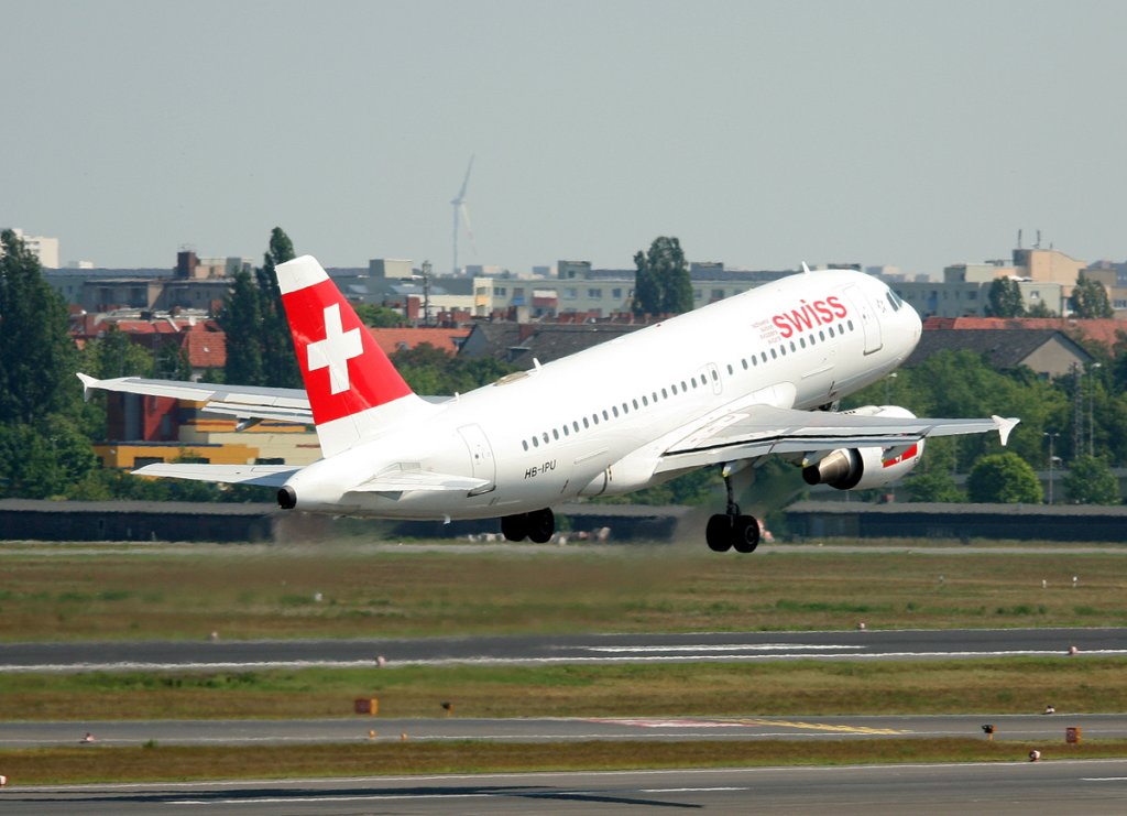 Swiss A 319-112 HB-IPU beim Start in Berlin-Tegel am 22.05.2012