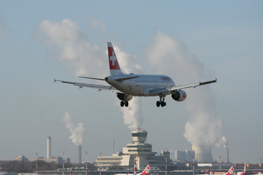 Swiss A 319-112 HB-IPU kurz vor der Landung in Berlin-Tegel am 09.03.2012
