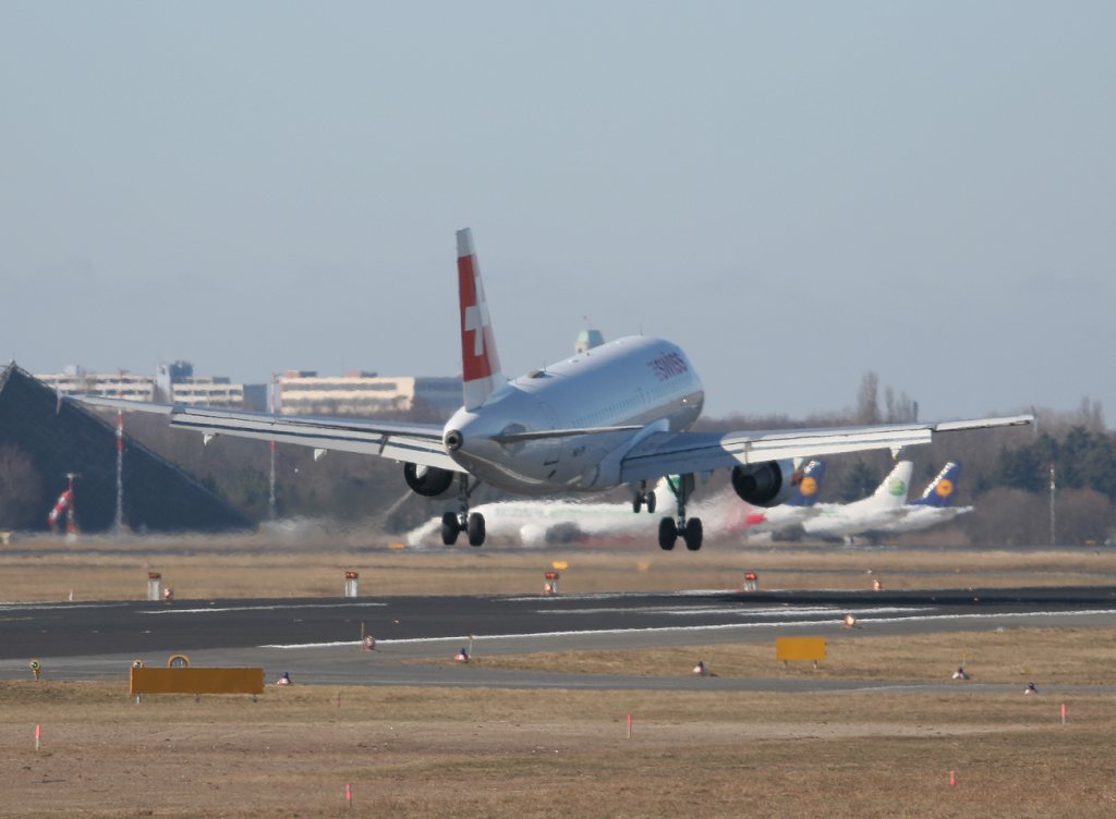 Swiss A 319-112 HB-IPV bei der Landung in Berlin-Tegel am 06.03.2011