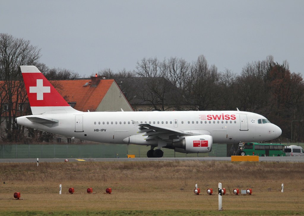Swiss A 319-112 HB-IPV kurz vor dem Start in Berlin-Tegel am 03.03.2013