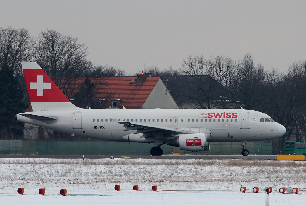 Swiss A 319-112 HB-IPX kurz vor dem Start in Berlin-Tegel am 01.04.2013