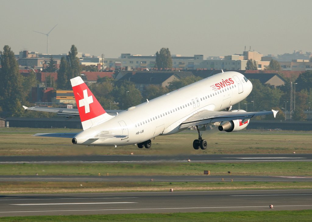 Swiss A 320-214 HB-IJB beim Start in Berlin-Tegel am 01.10.2011