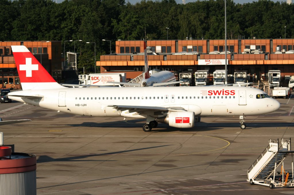 Swiss A 320-214 HB-IJH am 25.06.2011 auf dem Flughafen Berlin-Tegel