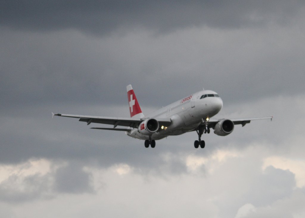 Swiss A 320-214 HB-IJI bei der Landung in Berlin-Tegel am 20.07.2012