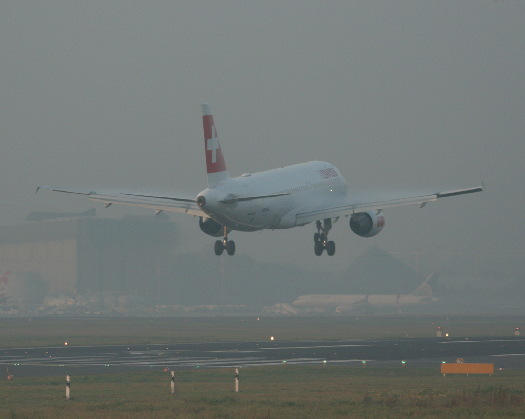 Swiss A 320-214 HB-IJM bei der Landung in Berlin-Tegel an einem sehr trben Morgen des 29.10.2011