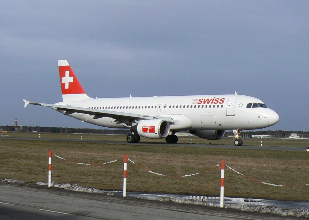 Swiss A 320-214 HB-IJU auf dem Weg zum Start in Berlin Tegel am 27.02.2010