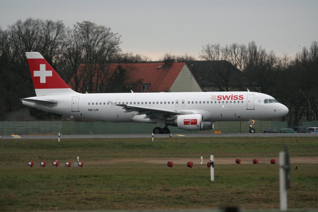 Swiss A 320-214 HB-IJV auf dem Weg zum Start in Berlin-Tegel am 16.01.2011