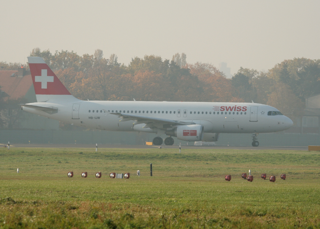 Swiss A 320-214 HB-IJW kurz vor dem Start in Berlin-Tegel am 29.10.2011
