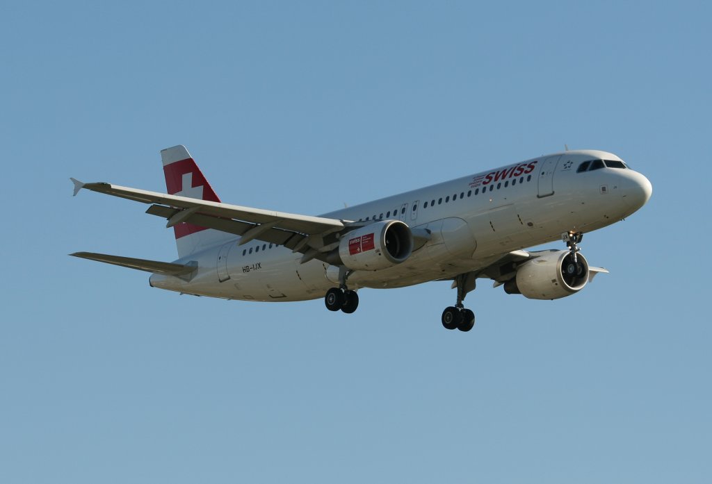 Swiss A 320-214 HB-IJX kurz vor der Landung in Berlin-Tegel am 30.09.2011