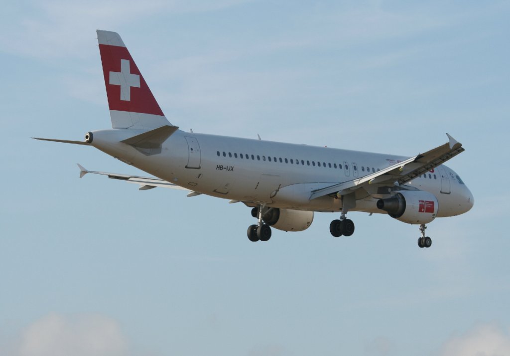 Swiss A 320-214 HB-IJX kurz vor der Landung in Berlin-Tegel am 09.03.2012