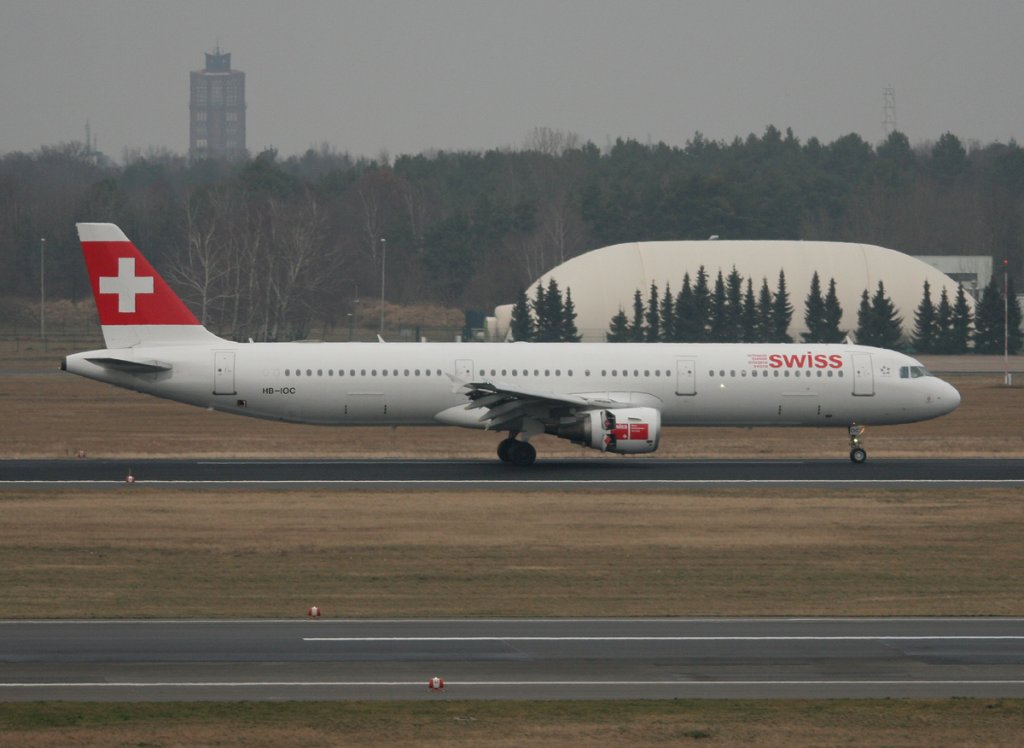 Swiss A 321-111 HB-IOC nach der Landung in Berlin-Tegel am 27.01.2012