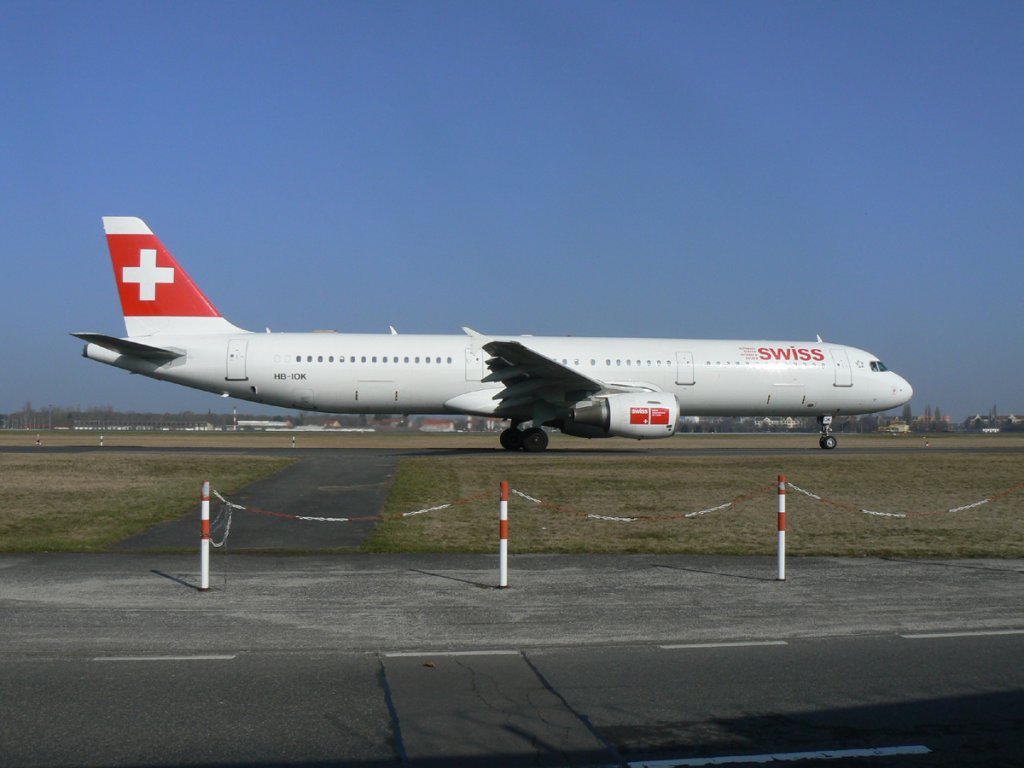 Swiss A 321-111 HB-IOK auf dem Weg zum Start in Berlin-Tegel am 17.03.2012