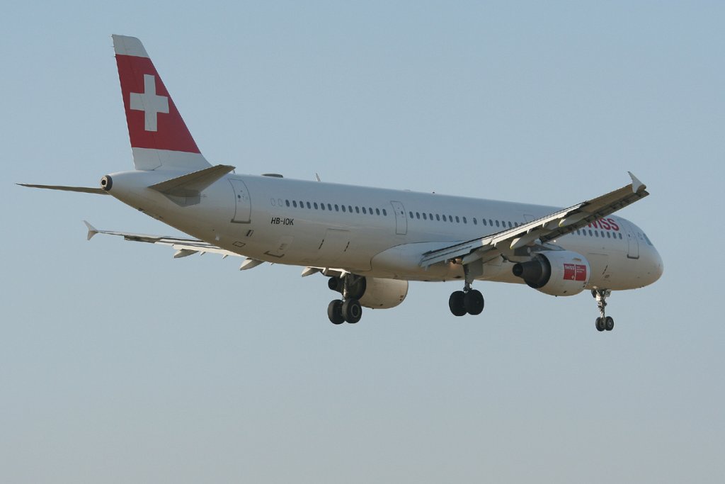 Swiss A 321-111 HB-IOK kurz vor der Landung in Berlin-Tegel am 17.03.2012