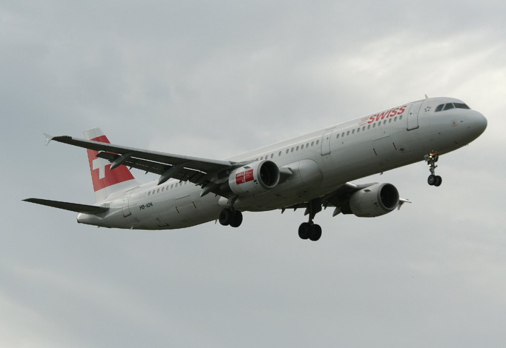 Swiss A 321-111 HB-IOK kurz vor der Landung in Berlin-Tegel am 09.06.2012