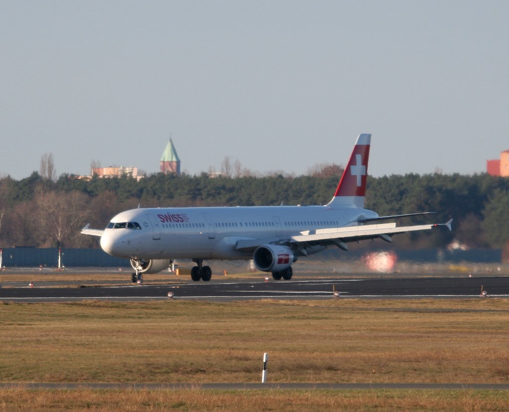 Swiss A 321-111 HB-IOK nach der Landung in Berlin-Tegel am 12.02.2011