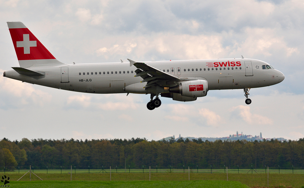 SWISS A320-214 HB-JLQ bei der Landung an Maribor Flughafen MBX. / 24.4.2012