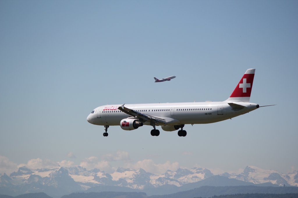 Swiss A321-111 im Anflug auf Zrich-Kloten am 18.5.2011. Im Hintergrund sind die Alpen und ein Airbus von AirBerlin zu sehen.