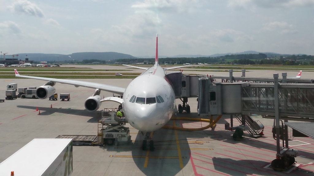 Swiss Airbus A-340-300  Frstentum Liechtenstein  am Gate E56 in Zrich-Kloten (13.7.10)