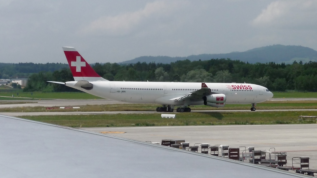 Swiss Airbus A340-313 HB-JMN auf dem Weg zum Start in Zrich-Kloten (13.7.10)