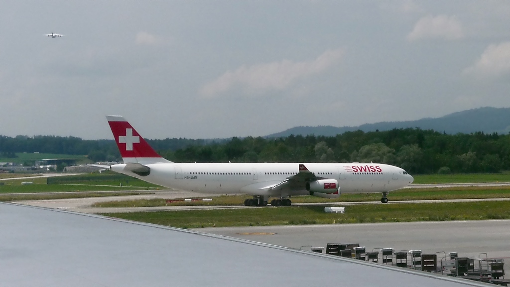 Swiss Airbus A340-313X HB-JMG auf dem Weg zum Start in Zrich-Kloten (13.7.10)