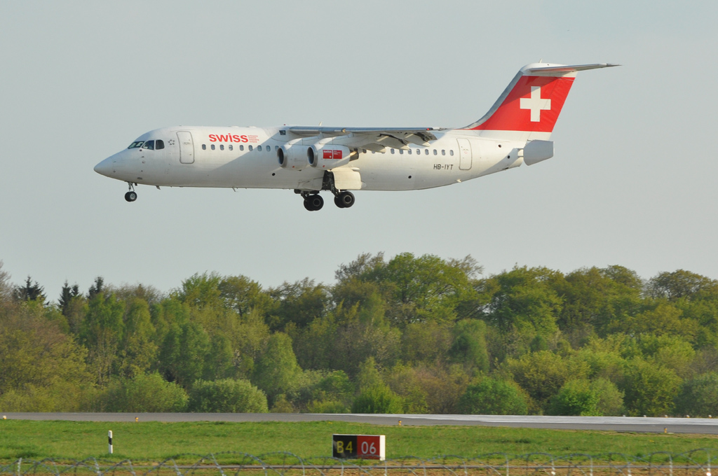 Swiss Avro Regional Jet RJ100 HB-IYT am 19.04.2011 im Anflug auf meinen Heimatflughafen Luxemburg-Findel