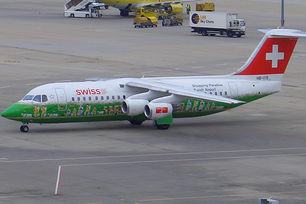 Swiss-Avro Regional Jet RJ100 mit der Kennung HB-IYS rollt nach der Landung in Stuttgart zur Parkposition am 04.04.09 

