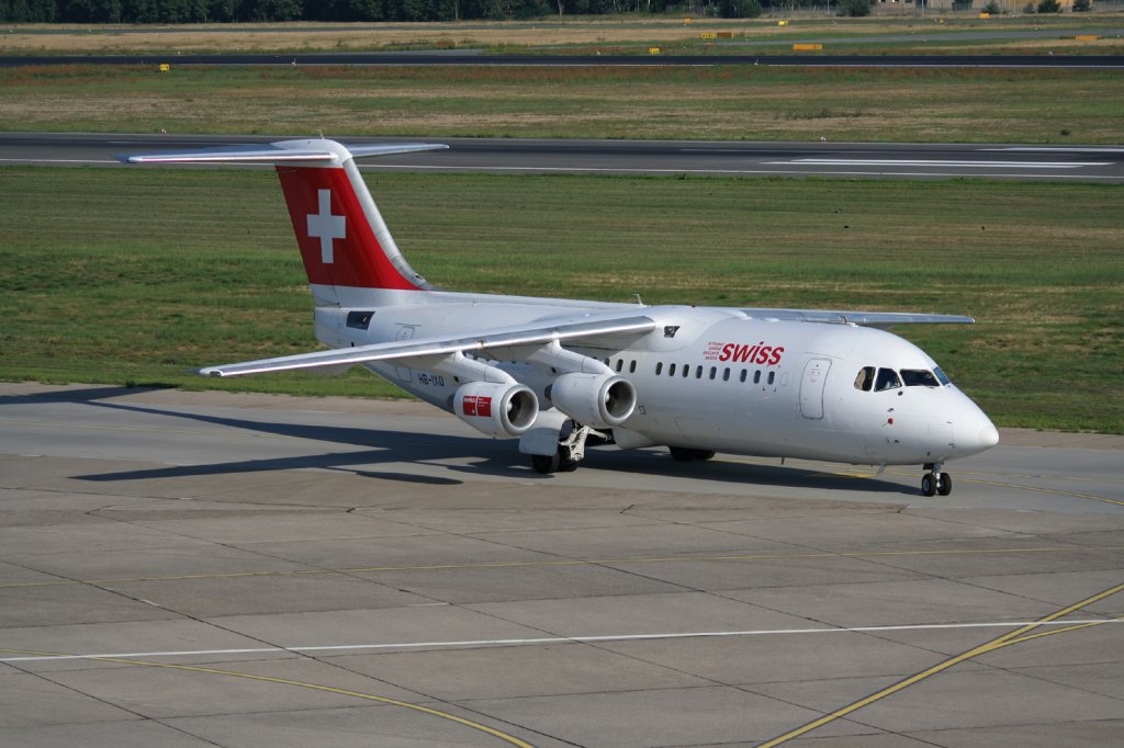 Swiss Avro Regjet RJ 100 HB-IXO bei der Ankunft in Berlin-Tegel am 22.08.2010