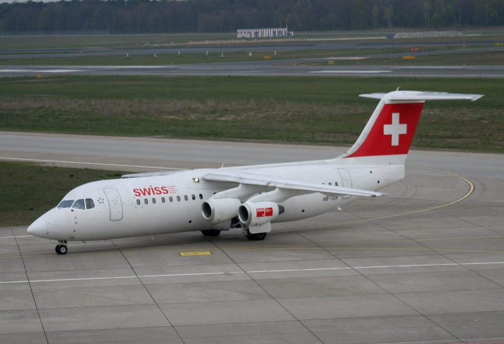 Swiss Avro Regjet RJ100 HB-IYR bei der Ankunft in Berlin-Tegel am 24.04.2010