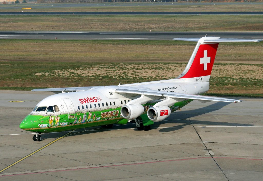 Swiss Avro RegJet RJ100 HB-IYS bei der Ankunft auf dem Flughafen Berlin-Tegel am 01.11.2009