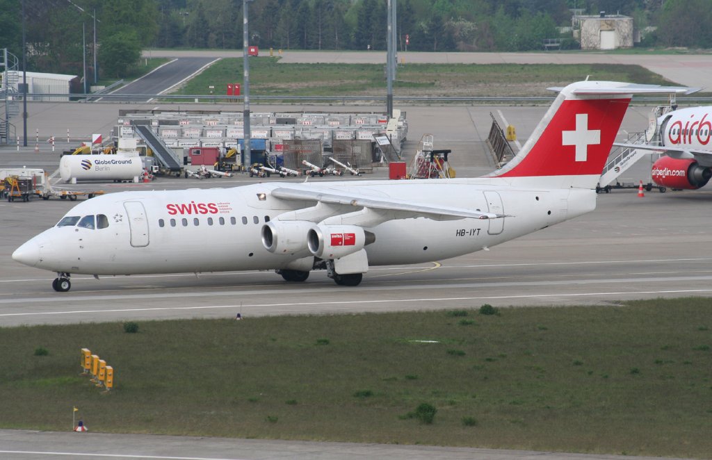 Swiss Avro Regjet RJ100 HB-IYT bei der Ankunft in Berlin-Tegel am 01.05.2010
