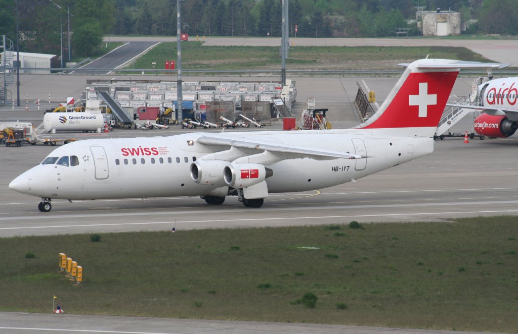 Swiss Avro Regjet RJ100 HB-IYT bei der Ankunft in Berlin-Tegel am 01.05.2010