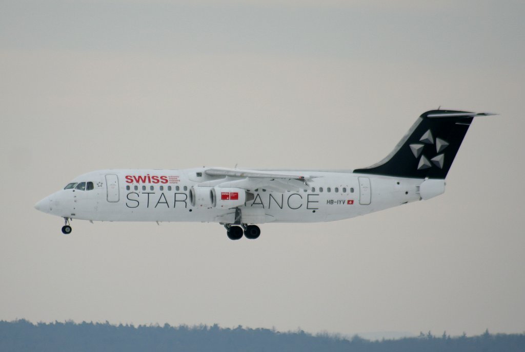 Swiss Avro Regjet RJ100 HB-IYV kurz vor der Landung in Stuttgart am 10.03.2010