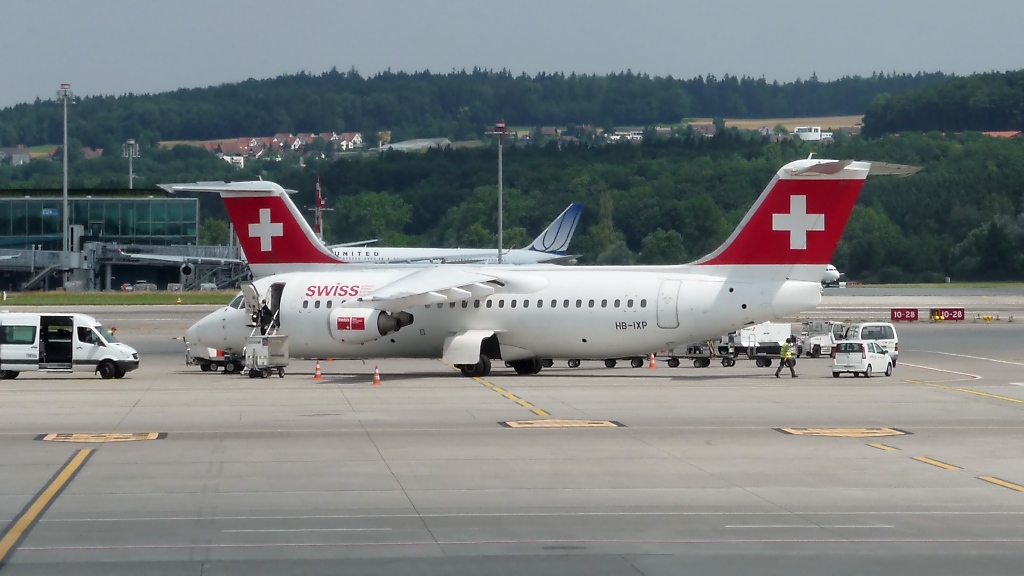 Swiss BAe 146  Jumbolino  HB-IXP in Zrich-Kloten (13.7.10)