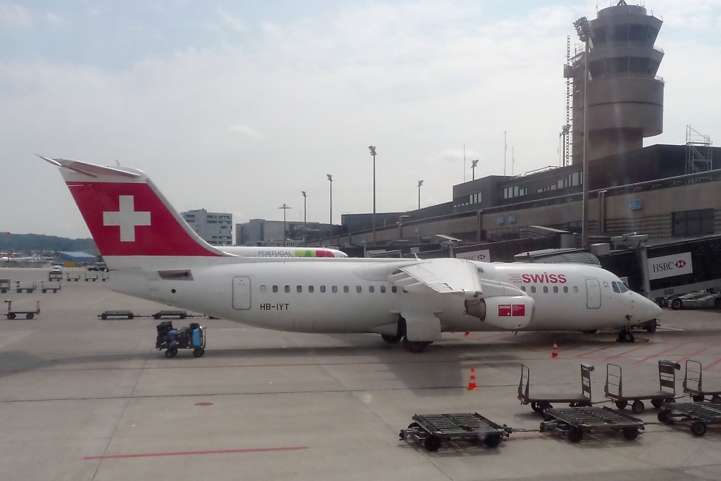 Swiss BAe 146  Jumbolino  HB-IYT  Vrenelisgrtli  an Gate A82 in Zrich-Kloten (13.7.10)