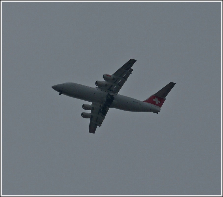 Swiss BAe Avro RJ100 berfliegt am 08.04.2013 den Bahnhof von Luxemburg und wird in krze auf dem Flughafen Findel landen.