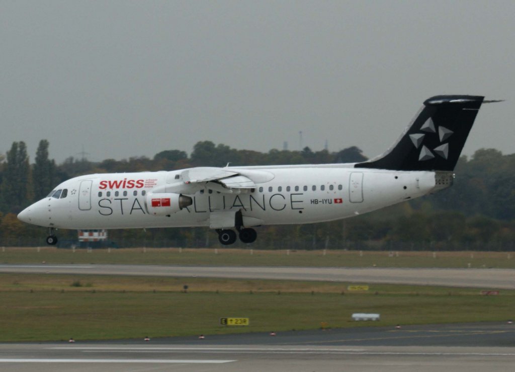 Swiss European Air Lines, HB-IYU, BAe 146-300 / Avro RJ-100 (Rot Turm-2002m / Star Alliance - Lackierung), 2009.10.24, DUS, Dsseldorf, Germany