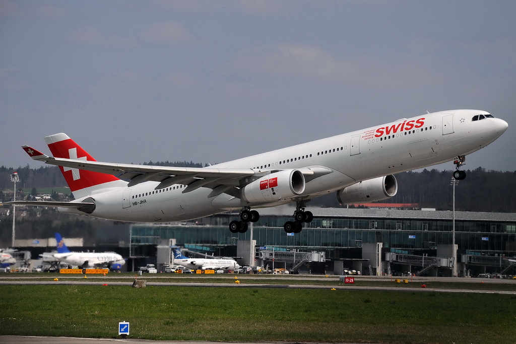 Swiss International Air Lines, HB-JHA, Airbus A330-343X. Start auf dem RWY 16 bei endlich mal Sonnenschein am 10.4.2010.