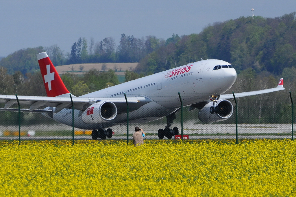 Swiss International Air Lines, HB-JHB, Airbus A330-343X. Der einsame Fotograf braucht keine Angst zu haben, der Airbus ist ca. 350m vom Zaun entfernt. 27.4.2010