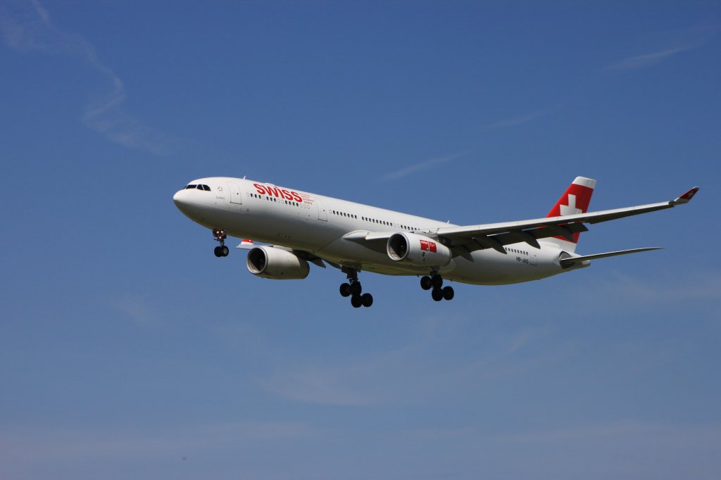 Swiss International in Zrich. In krze wird der Airbus 330-333 auf Landebahn 14 landen, aufgenommen am 16.06.2011. Der A330-333 kam aus den USA.