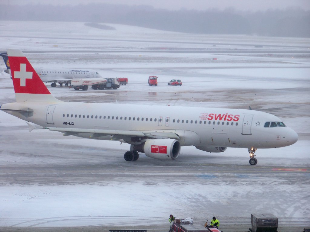 Swiss Intl. Airlines, A320-214, HB-IJQ auf dem Hamburger Flughafen. Aufgenommen am 19.12.09.