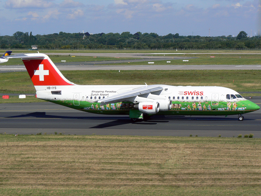 Swiss Wiese RJ-100 HB-IYS auf dem Taxiway zur 23L in DUS / EDDL / Düsseldorf am 22.07.2007