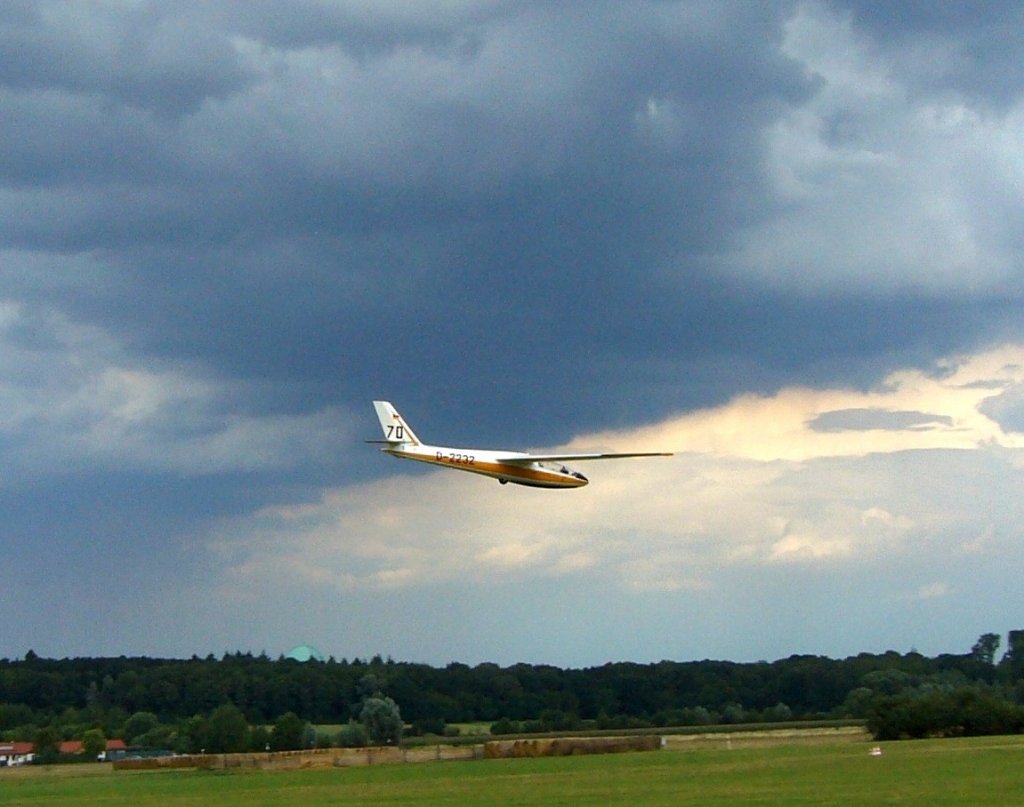 SZD 24-4 Foka 4 D-2232 vom Luftsportverein Gera im Endanflug auf den Flugplatz Bckeburg am 19.8.2006 (Foto M.Pokall)